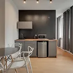 Elegant Victus In Close To The By Renters Апартаменти *