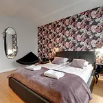 Elegant Victus In Close To The By Renters