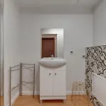 Elegant Victus In Close To The By Renters Апартаменти