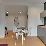 Elegant Victus In Close To The By Renters Апартаменти