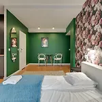 Elegant Victus In Close To The By Renters 公寓