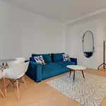 Elegant Victus In Close To The By Renters Апартаменти *