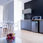 Elegant Victus In Close To The By Renters 公寓
