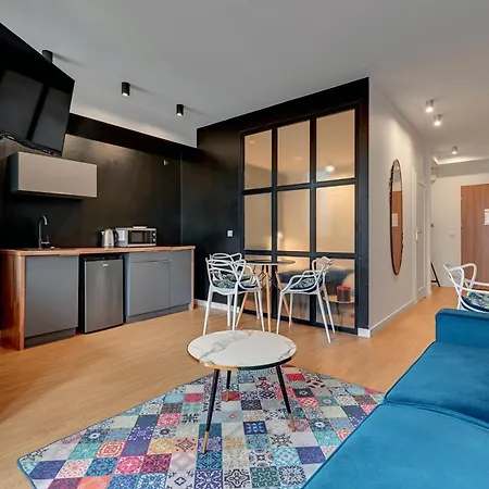Elegant Victus In Close To The By Renters Апартаменти *
