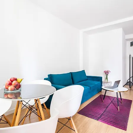 Elegant Victus In Close To The By Renters Apartament *