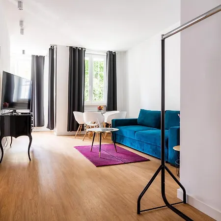 Elegant Victus In Close To The By Renters Apartament *